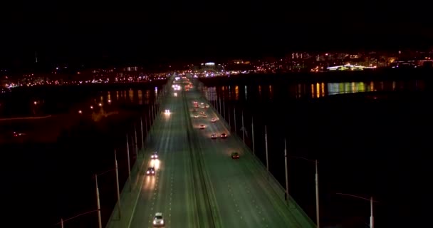 Nachtstad Auto Rijden Brug Schieten Van Een Drone Uitzicht Van — Stockvideo
