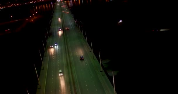 Νυχτερινή Πόλη Αυτοκίνητα Περνούν Γέφυρα Πυροβολισμός Από Τηλεκατευθυνόμενο Άποψη Από — Αρχείο Βίντεο