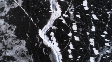 Baykal Gölü buz dokusu. Buzda çatlaklar var. Donmuş Baykal Gölü.