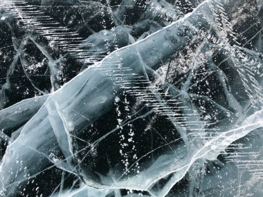 Baykal Gölü buz dokusu. Buzda çatlaklar var. Donmuş Baykal Gölü.