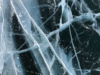 Baykal Gölü buz dokusu. Buzda çatlaklar var. Donmuş Baykal Gölü.