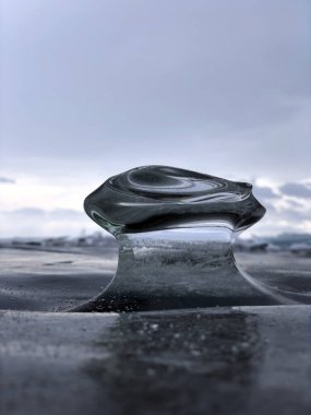 Baykal Gölü buz dokusu. Buzda çatlaklar var. Donmuş Baykal Gölü.