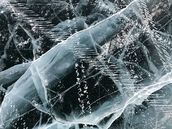 Baykal Gölü buz dokusu. Buzda çatlaklar var. Donmuş Baykal Gölü.