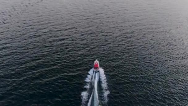 青い澄んだ水の無人ボートビュー 青い海に向かって航海する白い船の上からの眺め 大きなスピードボートが高速で動いています バイカル湖を横断する旅 — ストック動画