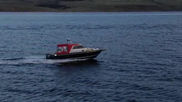 Vue Bateau Sans Pilote Des Eaux Claires Bleues Vue Dessus — Video