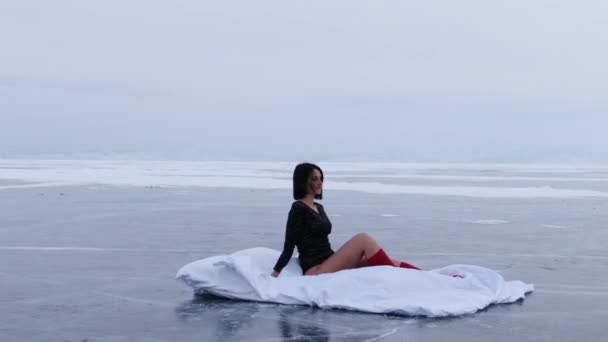 Lago Baikal Congelado Inverno Turista Uma Menina Senta Cama Gelo — Vídeo de Stock