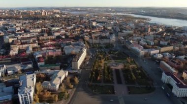 Irkutsk, Irkutsk bölgesi, Rusya. 14 Ekim 2021 Sonbahar. Angara Nehri. Şehrin merkez meydanı..