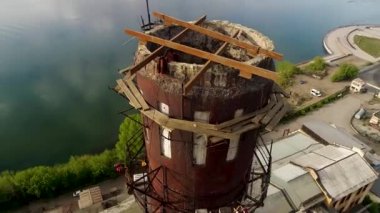 Eski bir çay paketleme fabrikasının bölgesindeki terk edilmiş ısıtma istasyonu. Irkutsk 'ta. Angara Nehri.