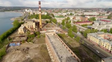 Eski bir çay paketleme fabrikasının bölgesindeki terk edilmiş ısıtma istasyonu. Irkutsk 'ta. Angara Nehri.