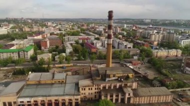 Eski bir çay paketleme fabrikasının bölgesindeki terk edilmiş ısıtma istasyonu. Irkutsk 'ta. Angara Nehri.