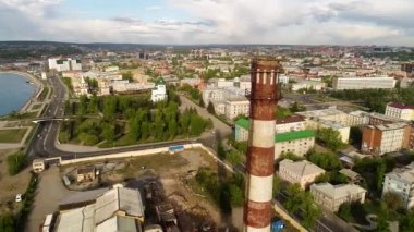 Eski bir çay paketleme fabrikasının bölgesindeki terk edilmiş ısıtma istasyonu. Irkutsk 'ta. Angara Nehri.