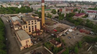 Eski bir çay paketleme fabrikasının bölgesindeki terk edilmiş ısıtma istasyonu. Irkutsk 'ta. Angara Nehri.