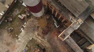 Eski bir çay paketleme fabrikasının bölgesindeki terk edilmiş ısıtma istasyonu. Irkutsk 'ta. Angara Nehri.