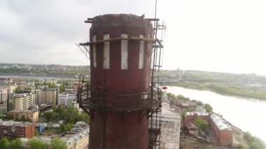 Eski bir çay paketleme fabrikasının bölgesindeki terk edilmiş ısıtma istasyonu. Irkutsk 'ta. Angara Nehri.