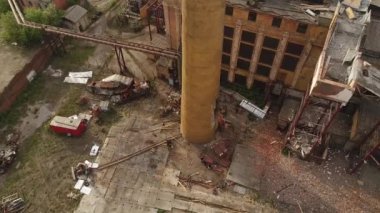 Eski bir çay paketleme fabrikasının bölgesindeki terk edilmiş ısıtma istasyonu. Irkutsk 'ta. Angara Nehri.