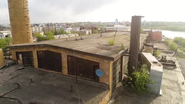 旧製茶工場の領土に放棄された加熱ステーション イルクーツク アンガラ川 — ストック動画