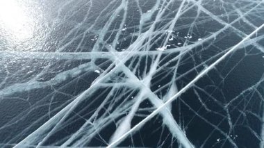 Baykal Gölü. Donmuş buzlar. Buz homurdanmaları. Olkhon Adası. Buryatia