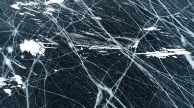 Baykal Gölü. Donmuş buzlar. Buz homurdanmaları. Olkhon Adası. Buryatia