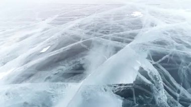 Baykal Gölü. Donmuş buzlar. Buz homurdanmaları. Olkhon Adası. Buryatia