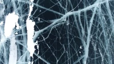 Baykal Gölü. Donmuş buzlar. Buz homurdanmaları. Olkhon Adası. Buryatia