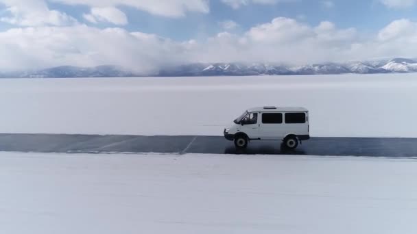 러시아 이르쿠츠크 2021 바이칼호는 겨울에 얼어붙었습니다 관광객인 버스는 사람들을 파란색 — 비디오
