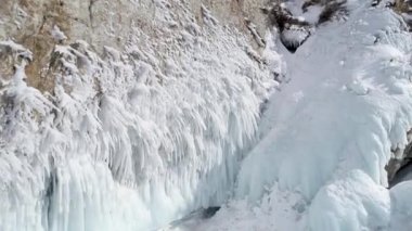 Kışın Baykal Gölü 'nde buz mağarası. Güneş ışığında mavi buz ve buz saçakları. Olkhon Adası, Baykal, Sibirya, Rusya. Güzel kış manzarası.