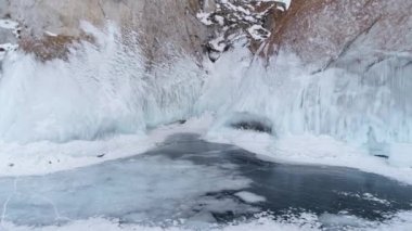 Kışın Baykal Gölü 'nde buz mağarası. Güneş ışığında mavi buz ve buz saçakları. Olkhon Adası, Baykal, Sibirya, Rusya. Güzel kış manzarası.