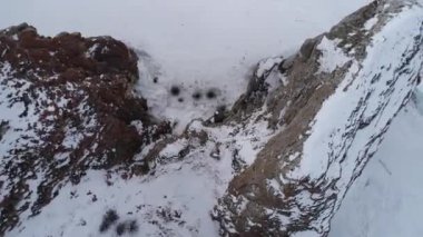 Donmuş Baykal Gölü. Olkhon Adası güzel Üç Kardeş kayalıklarıyla çevrilidir. Muhteşem kış manzarası. Buz seyahati ve açık hava aktiviteleri