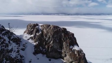 Donmuş Baykal Gölü. Olkhon Adası güzel Üç Kardeş kayalıklarıyla çevrilidir. Muhteşem kış manzarası. Buz seyahati ve açık hava aktiviteleri