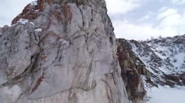 Donmuş Baykal Gölü. Olkhon Adası güzel Üç Kardeş kayalıklarıyla çevrilidir. Muhteşem kış manzarası. Buz seyahati ve açık hava aktiviteleri