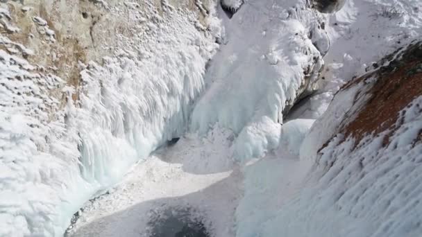 冬にバイカル湖の氷の洞窟 太陽の下で青い氷とつらら オルホン島 バイカル シベリア ロシア 美しい冬の風景 — ストック動画