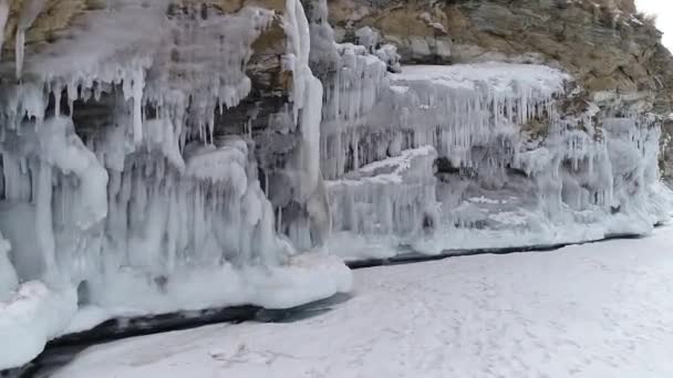 Grotta Ghiaccio Sul Lago Baikal Inverno Ghiaccio Blu Ghiaccioli Alla — Video Stock