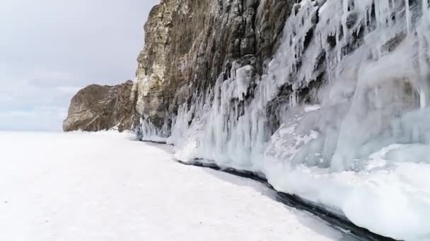 冬季贝加尔湖上的冰洞 蓝色的冰和阳光下的冰柱 奥尔康岛 贝加尔湖 西伯利亚 俄罗斯 美丽的冬季风景 — 图库视频影像