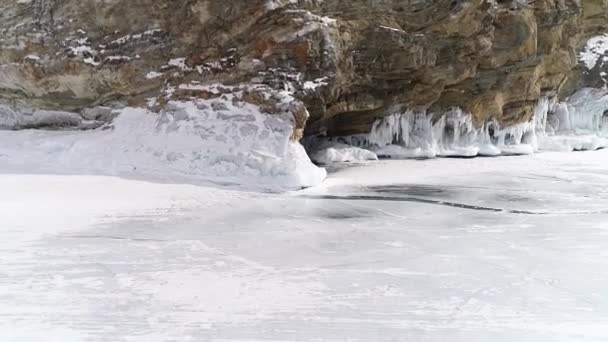 Grotta Ghiaccio Sul Lago Baikal Inverno Ghiaccio Blu Ghiaccioli Alla — Video Stock