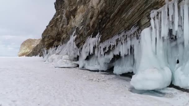 Jégbarlang Bajkál Tavon Télen Kék Jég Jégcsapok Napfényben Olkhon Sziget — Stock videók