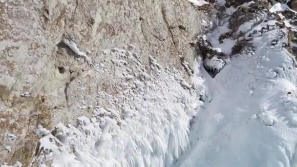 Ледовая Пещера Байкале Зимой Голубой Лед Сосульки Солнечном Свете Ольхон — стоковое видео