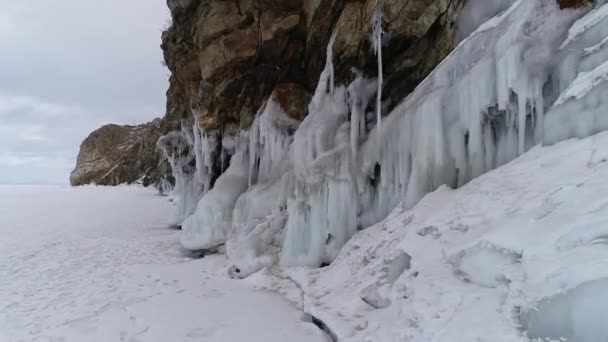 Jégbarlang Bajkál Tavon Télen Kék Jég Jégcsapok Napfényben Olkhon Sziget — Stock videók