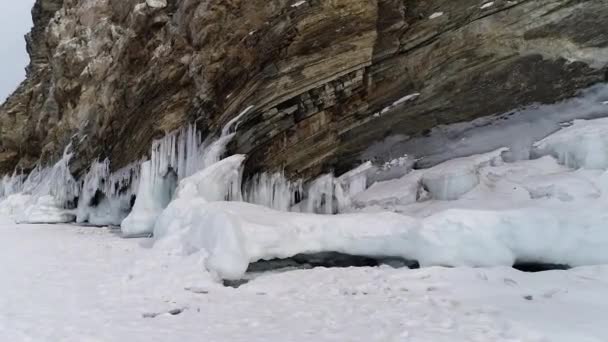 Isgrotta Vid Sjön Baikal Vintern Blå Och Istappar Solljus Olkhon — Stockvideo