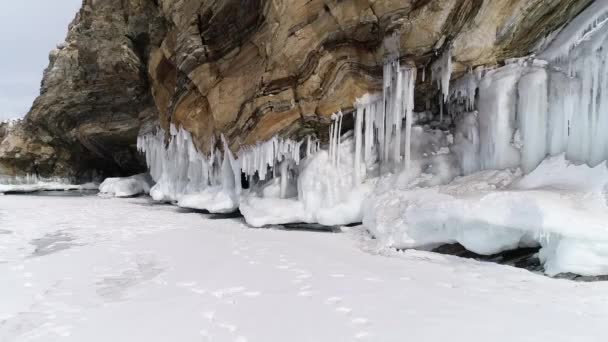 Ледовая Пещера Байкале Зимой Голубой Лед Сосульки Солнечном Свете Ольхон — стоковое видео