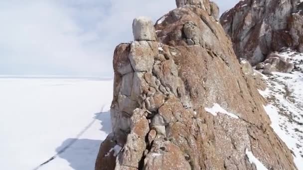 冻结的贝加尔湖 奥尔康岛被美丽的三兄弟悬崖峭壁包围着 宏伟的冬季风景 冰旅行和户外活动 — 图库视频影像