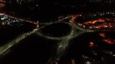 Gece şehri Irkutsk. Arabalar bir daire içinde hareket eder.