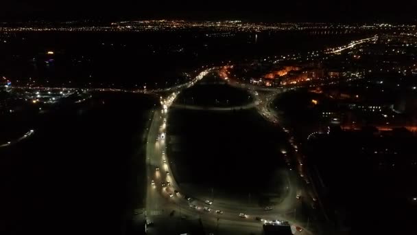 夜城伊尔库茨克汽车在一个圆圈里行驶 — 图库视频影像