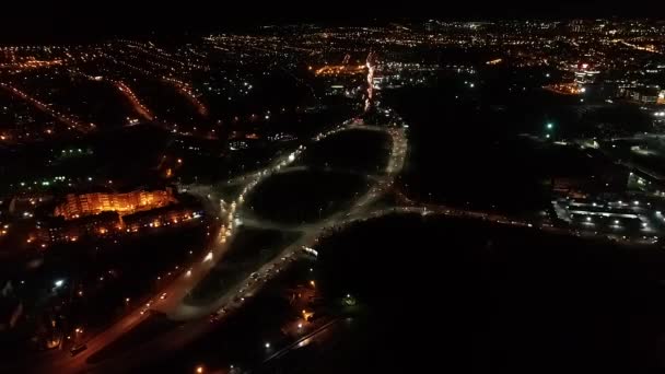 夜城伊尔库茨克汽车在一个圆圈里行驶 — 图库视频影像