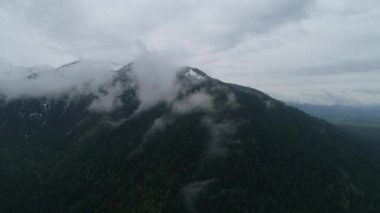 Köknar ormanlarıyla sisli, sisli dağ manzarası ve eski moda hipster tarzıyla, Baikalsk. Snezhnoe Gölü.