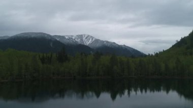 Köknar ormanlarıyla sisli, sisli dağ manzarası ve eski moda hipster tarzıyla, Baikalsk. Snezhnoe Gölü.