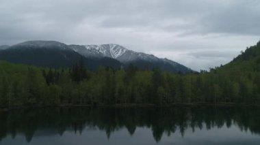 Köknar ormanlarıyla sisli, sisli dağ manzarası ve eski moda hipster tarzıyla, Baikalsk. Snezhnoe Gölü.