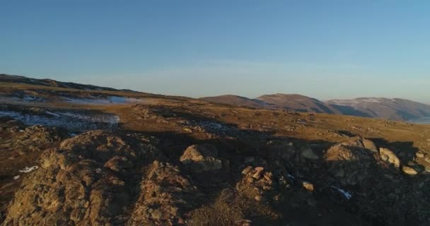 バイカル湖だ 初冬だ 上からの眺め ドローン撮影 山々は — ストック動画