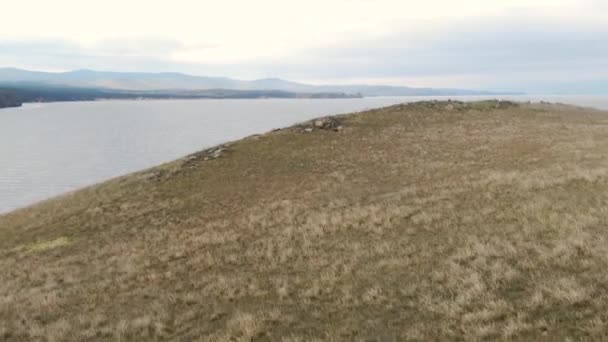 Vista Aérea Cinematográfica Las Altas Montañas Siberia Famoso Lago Baikal — Vídeo de stock