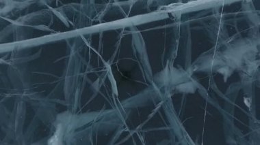 Baykal Gölü. Donmuş buzlar. Buz homurdanmaları. Olkhon Adası. Buryatia