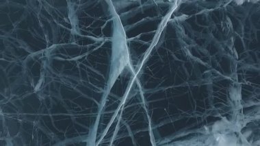 Baykal Gölü. Donmuş buzlar. Buz homurdanmaları. Olkhon Adası. Buryatia